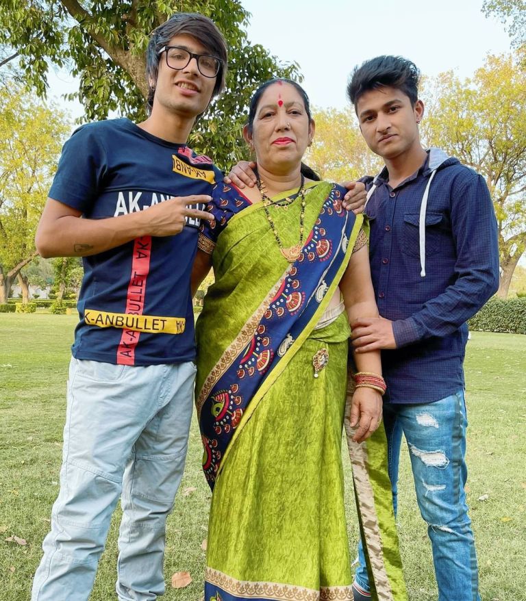sahil joshi and sourav joshi with mom