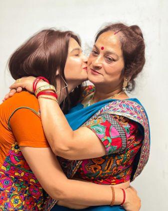 simran jain with mother