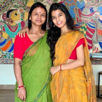 maithilithakur with mother Bharti Ramesh thakur