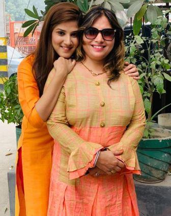Rinni sharma with mother