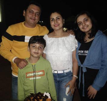 Aayu and Pihu with Ruchi and Piyush mother Father
