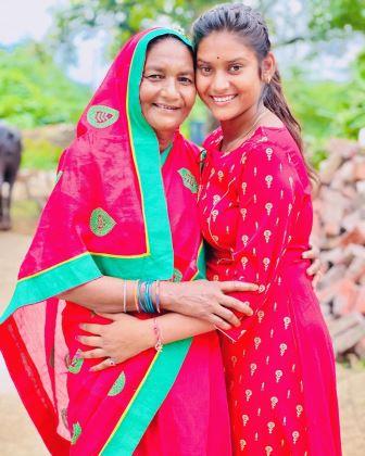 Shivani kumari with mother